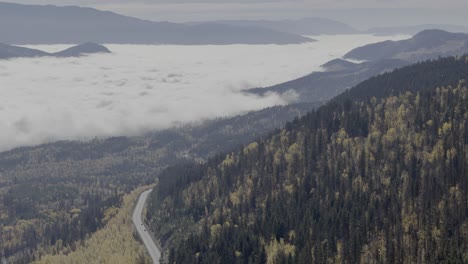 erhöhter herbst: highway 24 über den wolken mit autos in den farben von little fort