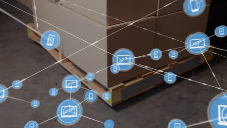 animación de una red de iconos digitales sobre una pila de cajas en una paleta