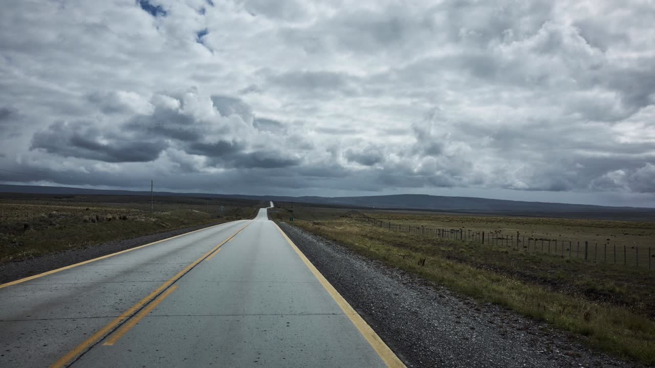 carretera rural con cielo nublado y iluminación en el punto de desaparición