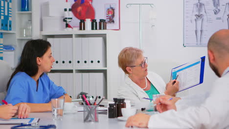 El-Médico-Especialista-Senior-Está-Haciendo-Una-Lluvia-De-Ideas-Para-Analizar-Problemas-Médicos.