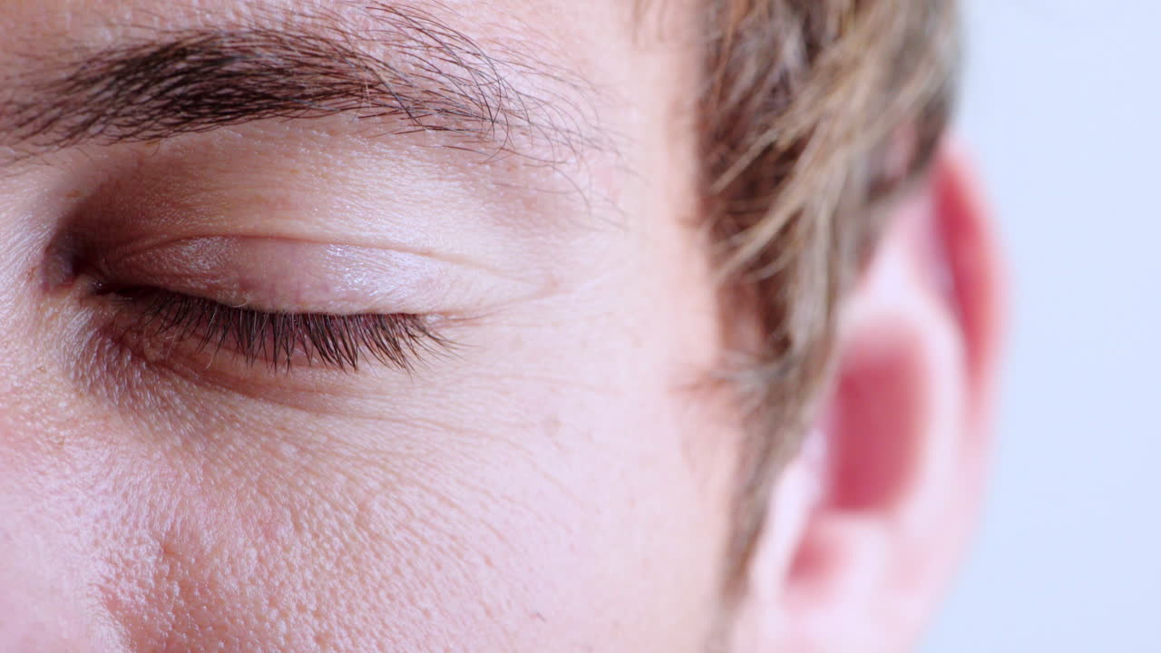 인간 이리스의 충격과 함께 눈과 시력을  ⁇ 박이는 것