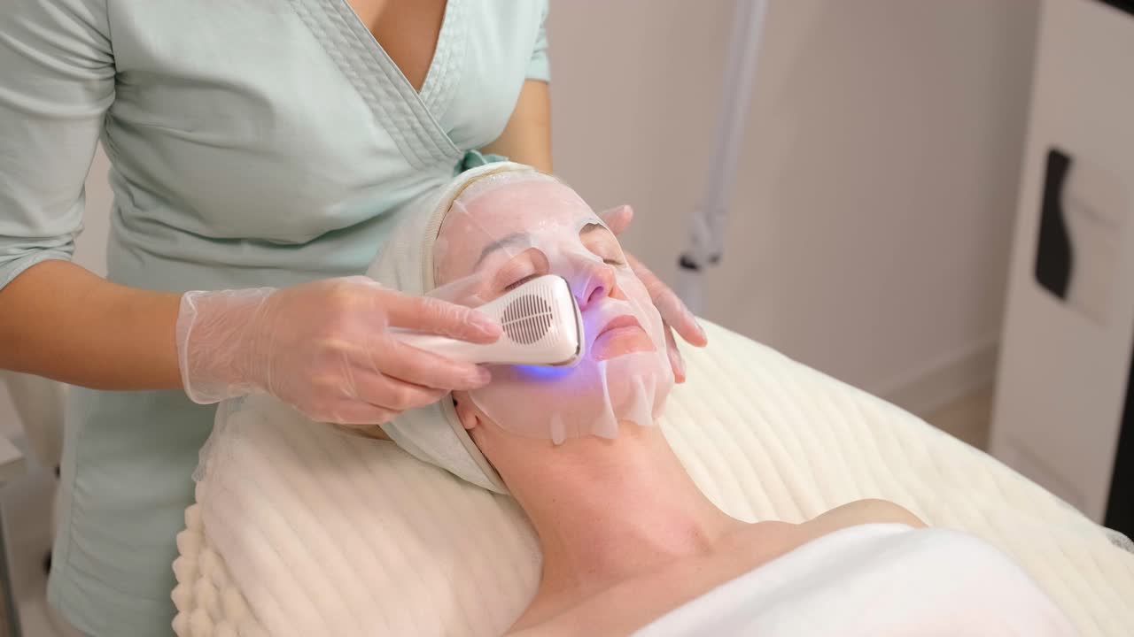 현대 화장품 클리닉에서 phonophoresis 얼굴 절차. 전문적인 피부 관리, 보습, 재생. 하드웨어 화장품.