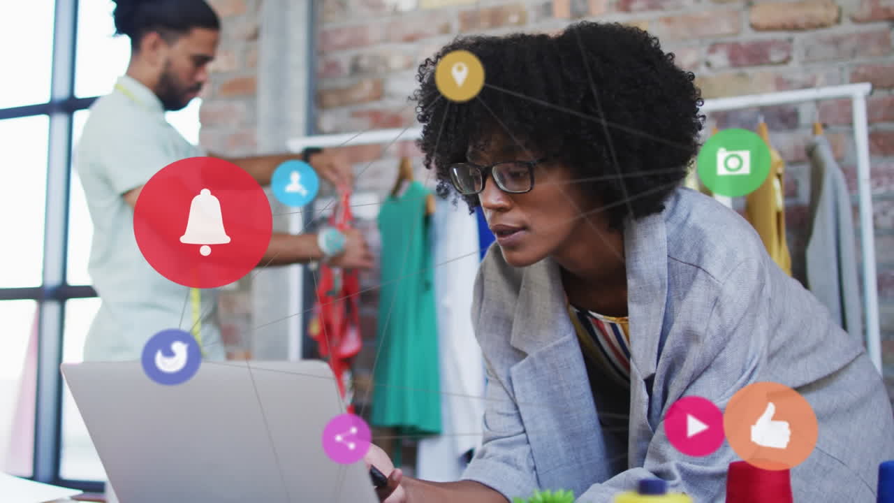 animação do processamento de dados de mídias sociais sobre diversas pessoas de negócios no escritório