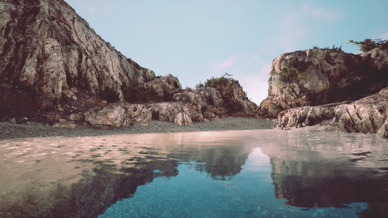 valle rocoso de montaña con reflejo de agua