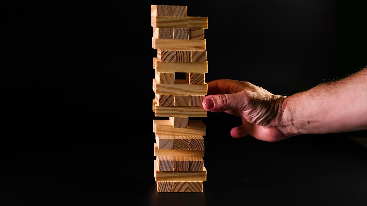 eliminación manual del bloque de la torre de madera