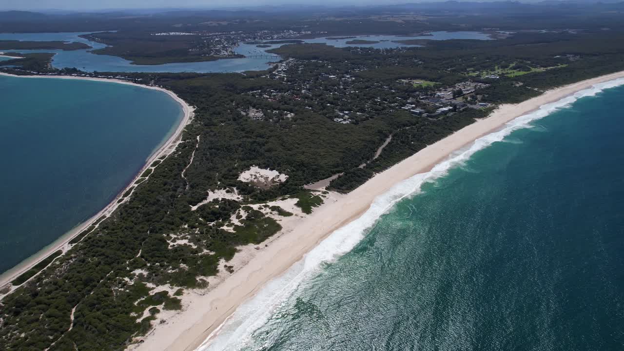 Vista panoramica di Mungo Beach con sabbia bianca e acqua turchese nel NSW, Australia - ripresa con drone