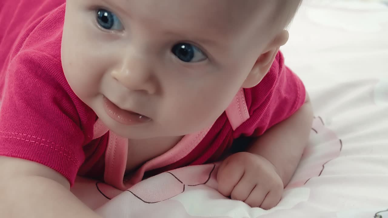 un bebé bonito tratando de tomar algo 2