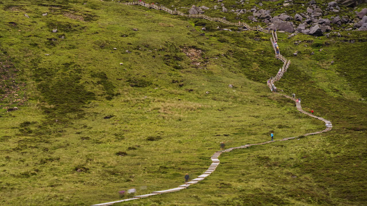 lapso de tiempo del sendero del paseo marítimo de cuilcagh conocido como escalera al paseo del cielo en el condado de fermanagh en irlanda del norte durante el día con paisaje escénico