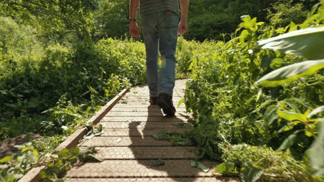 Parte-2---Hombre-Caminando-Por-Un-Sendero-De-Madera,-Esta-Es-La-Segunda-Parte-De-Un-Metraje-Del-Hombre-Caminando-Por-El-Puente