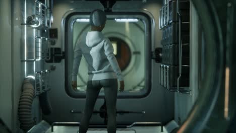 mujer astronauta en una nave espacial futurista