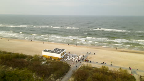 turistas disfrutando de la playa y las olas en wladyslawowo, polonia -aérea