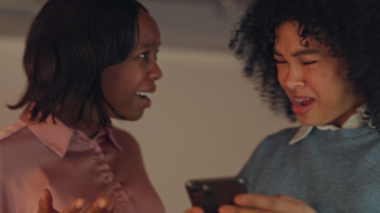 Overrasket, forvirret og kvinder med smartphone