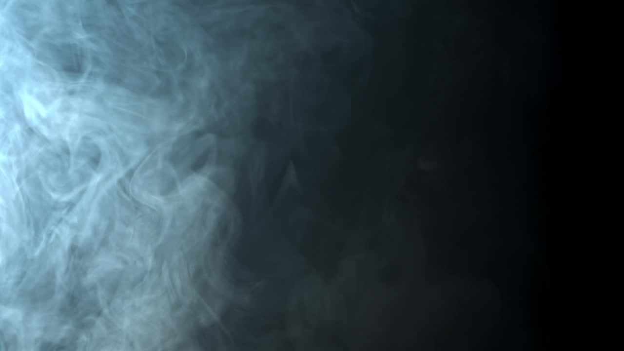 Fumo bianco volumetrico fluente su sfondo nero
