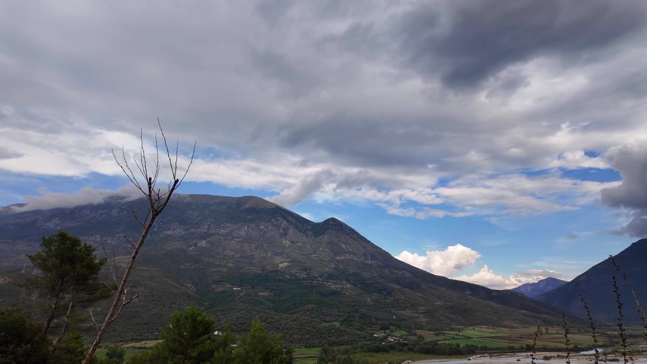 Canyon del fiume selvaggio Vjosa in Albania, paesaggio montano del parco nazionale Vikos–Aoös