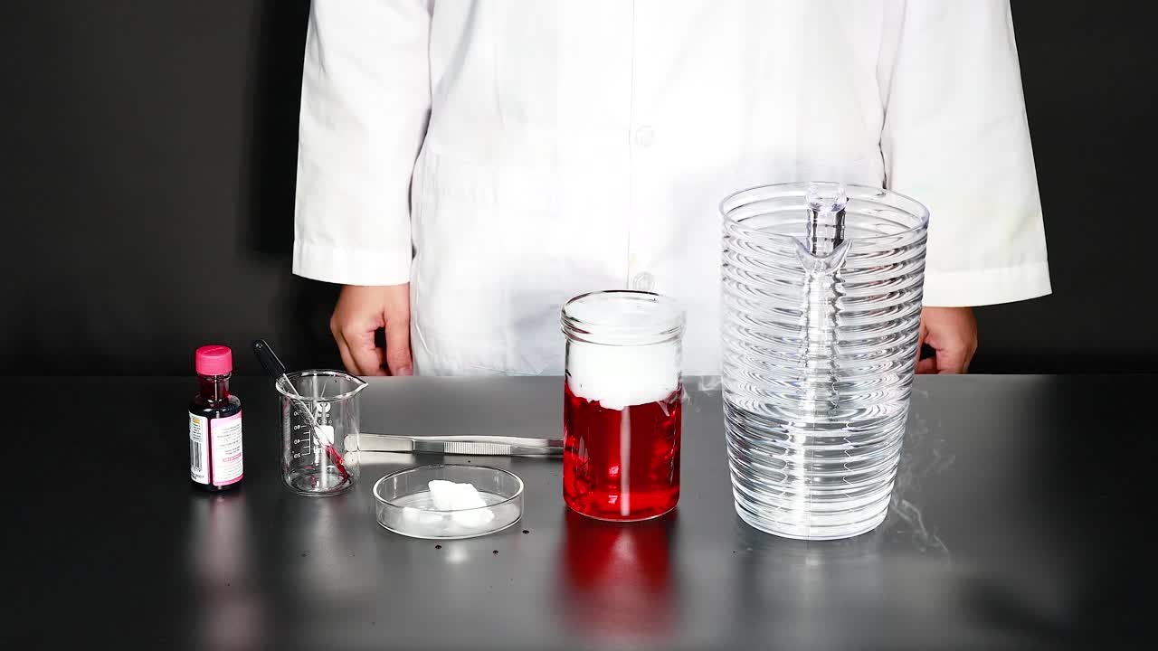 과학자가 은 액체로 건조 얼음 실험을 수행합니다.