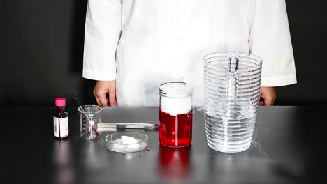el científico lleva a cabo un experimento de hielo seco con líquido rojo