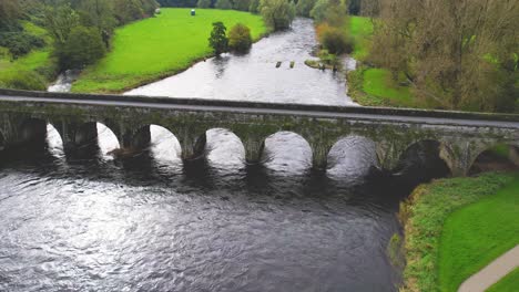 Una-Toma-De-Drones-De-4k-Del-Puente-De-10-Tramos-Del-Siglo-XVIII-Sobre-El-Tiver-Nore-En-El-Condado-De-Inistigoe,-Kilkenny,-Irlanda.