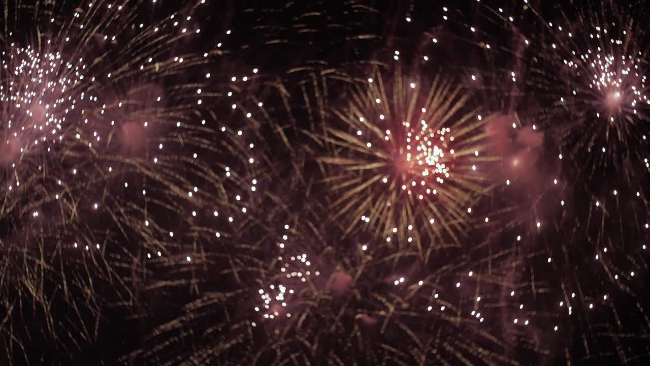 tiro de fuegos artificiales durante el festival pirotécnico de cannes
