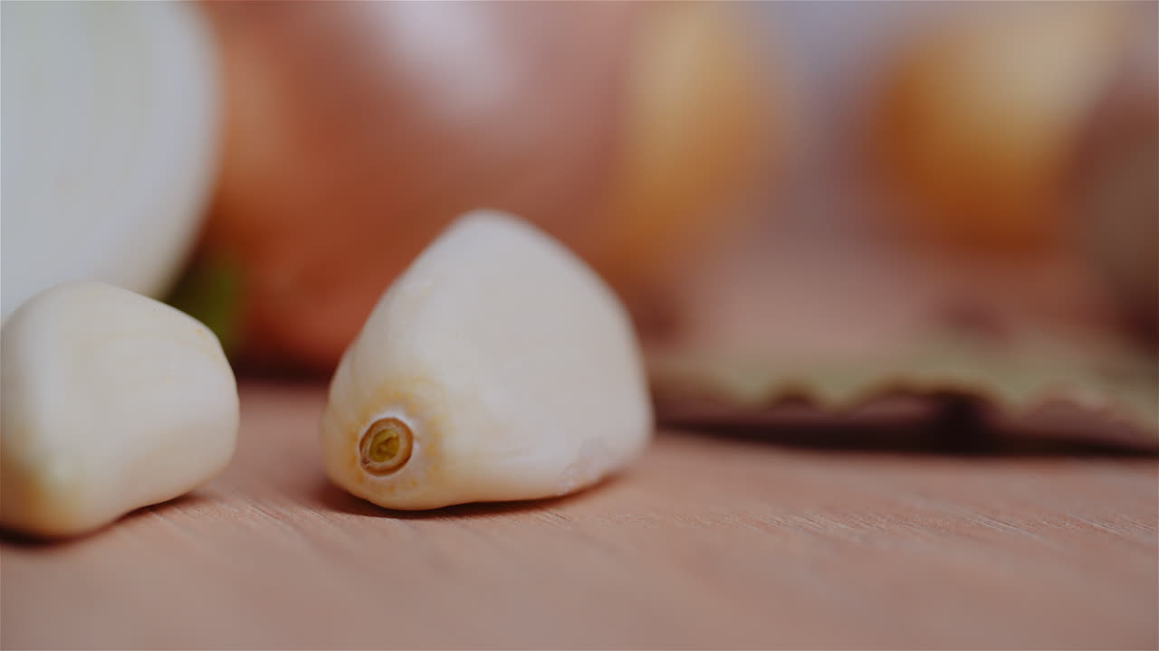 부엌 19의 나무 테이블에 있는 신선한 음식 재료