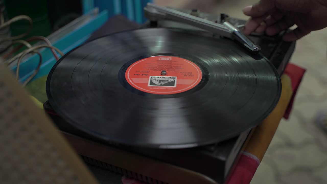 축음기 디스크가 달리고 길을 따라 판매됩니다.