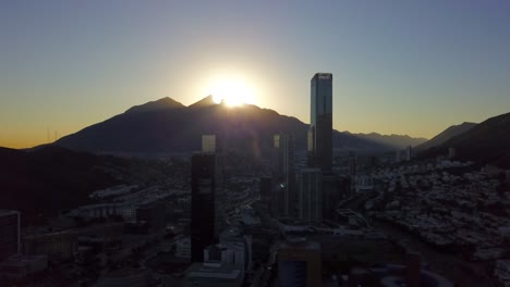 Toma-Aerea-Del-Amanecer-En-El-Cerro-De-La-Silla-Con-El-Horizonte-De-San-Pedro