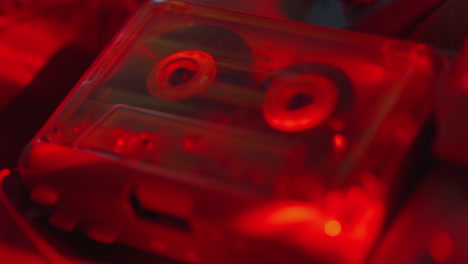 vintage retro viejos reproductores de casetes de discos dentro de una habitación de hotel con iluminación de neón de luz roja