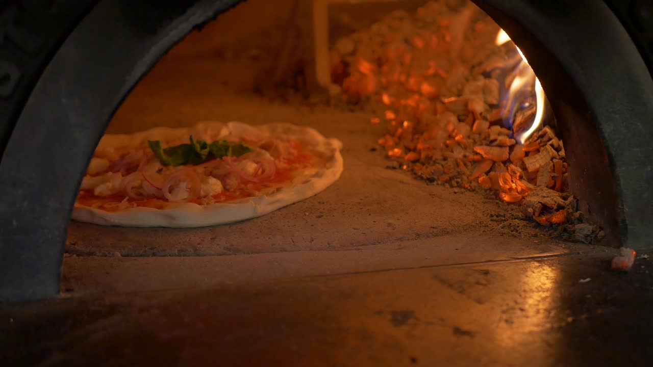 hornear pizza en horno de leña parte 1 de 3 4k