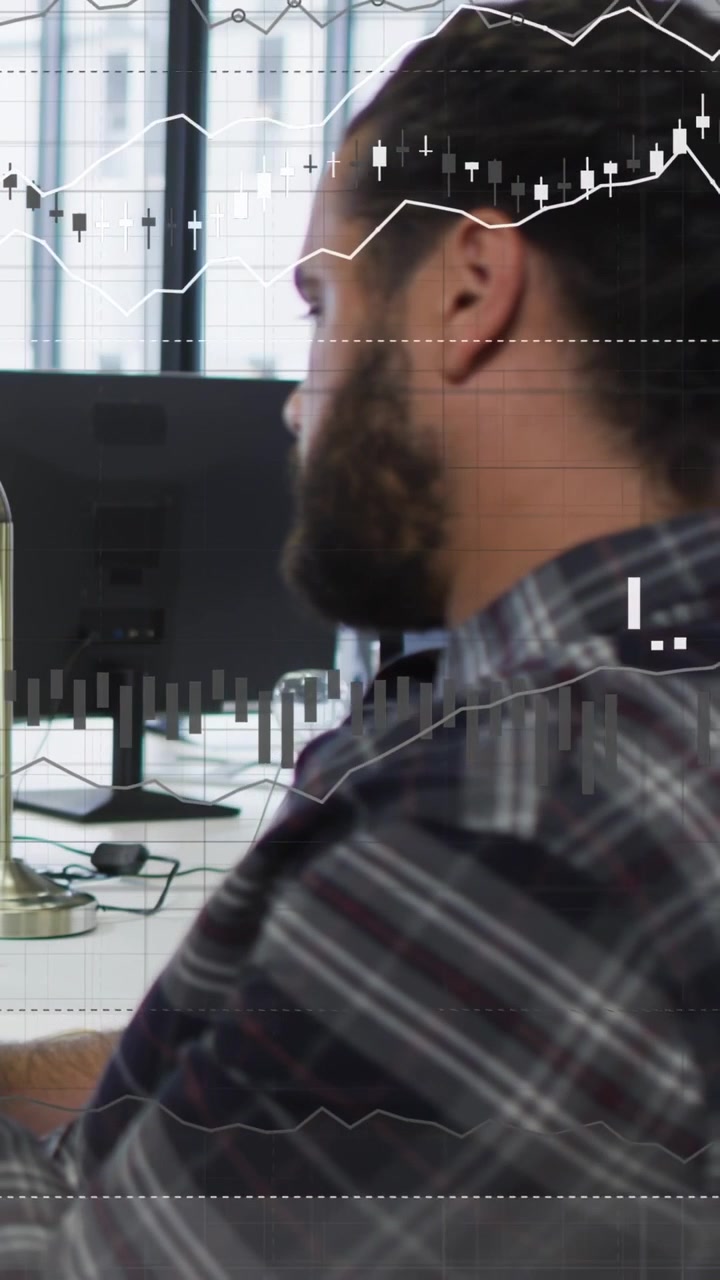 Vertikal video: Mand løfter smartphone, tjekker aktier, mens animerede diagrammer stiger hen over skærmen.