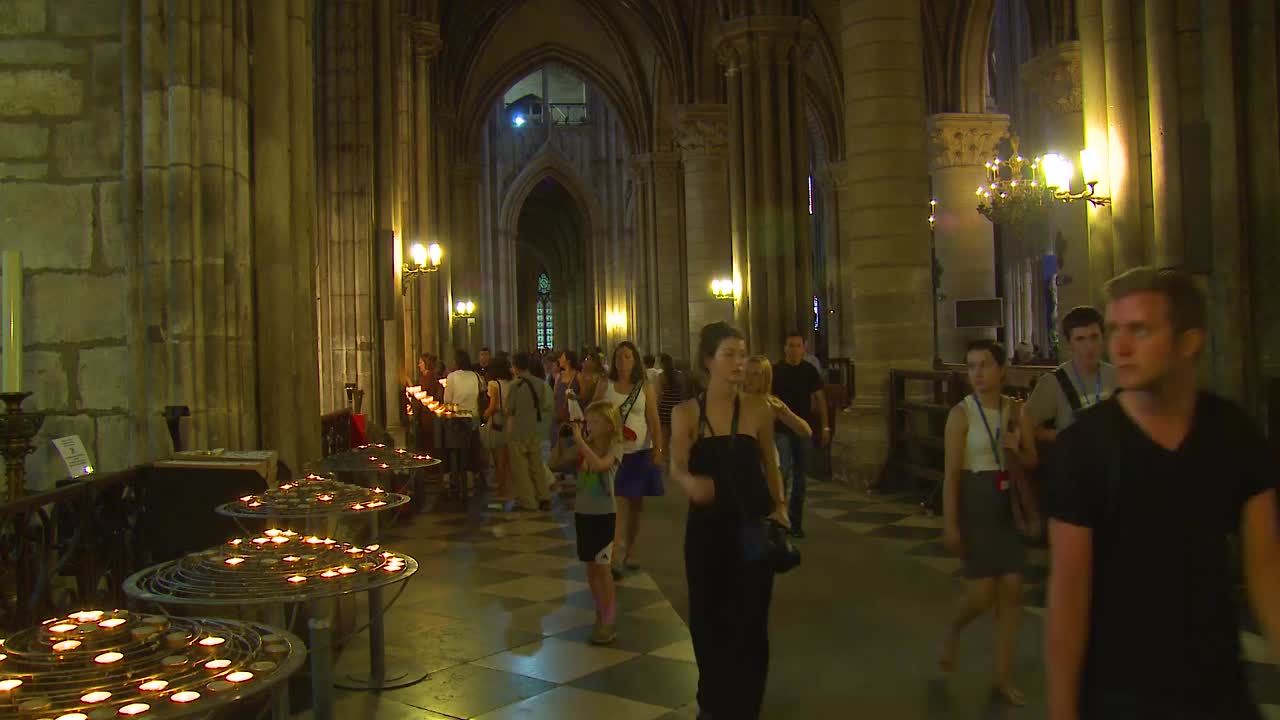 Paris, Fransa'daki Notre Dame Katedrali'ne gelen ziyaretçilerin hızlandırılmış çekimi.