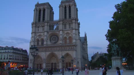 lapso de tiempo de los visitantes que llegan a la catedral de notre dame en parís francia