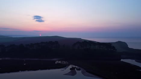 Drone-Aéreo-Amplio-Panorama-Vista-Del-Horizonte-Del-Paisaje-Marino-De-La-Playa-Costera-Al-Amanecer-Crepúsculo