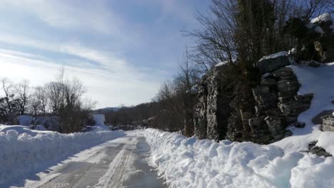 Reisen-Mit-Dem-Auto-Durch-Verschneite-Bergstraße-In-Zagori,-Griechenland