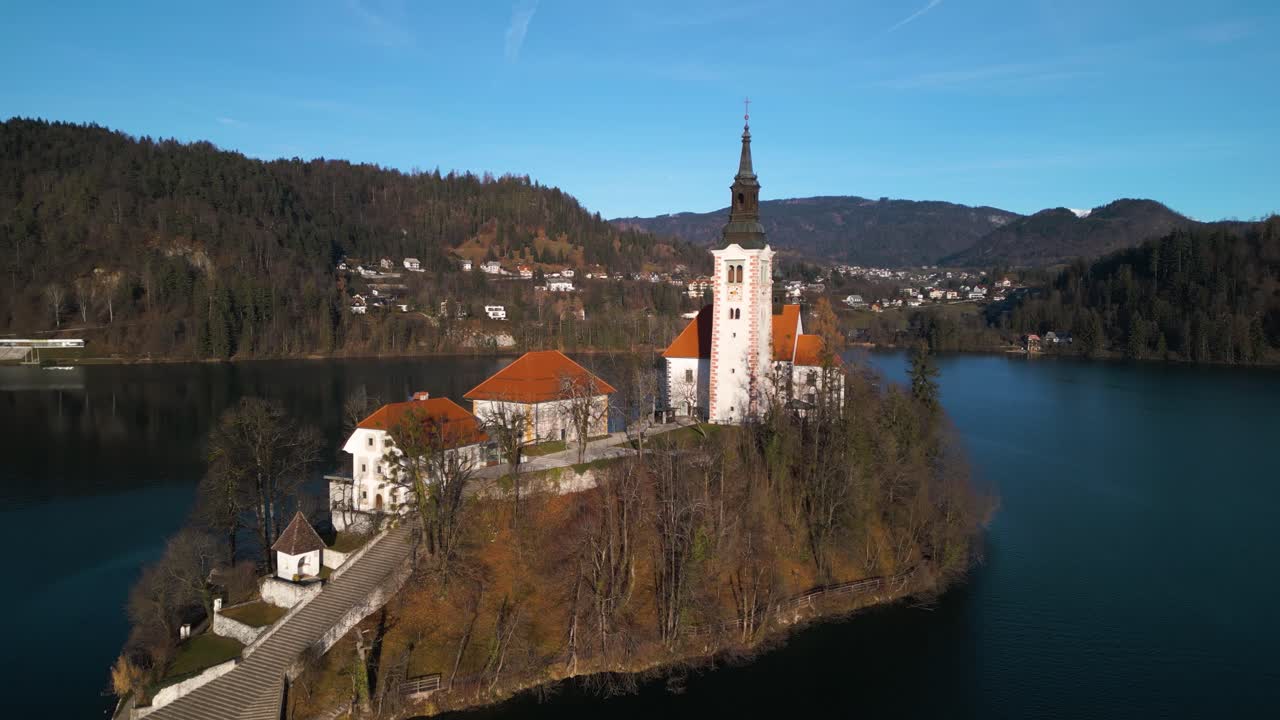 Vista aerea ravvicinata di una chiesa sull'isola del Lago di Bled