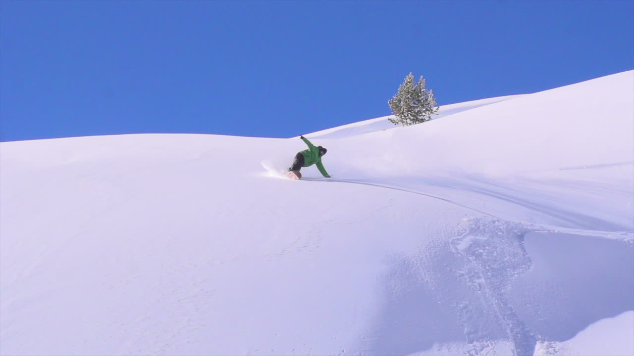 icono cinematográfico paso épico colorado humo frío debajo de la congelación tonto snowboarder polvo nieve fresca se convierte en mantequilla corte de aire temprano en la mañana impresionante hermoso cielo azul súper cámara lenta seguir el movimiento pan