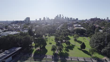 Vista-Del-Horizonte-De-Sydney-Desde-El-Parque-Redfern-Y-El-Complejo-Deportivo-En-Nueva-Gales-Del-Sur,-Australia