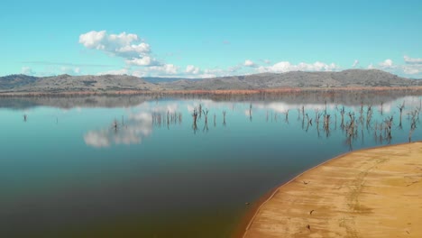 Vista-Aérea-De-Drones-Sobre-El-Lago-Hume-Reflectante,-Día-Cálido-Y-Soleado,-En-Australia