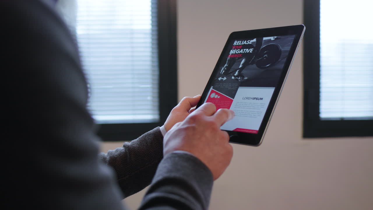 사무실에 있는 백인 남자