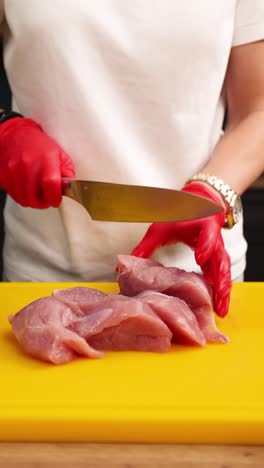 preparación de pecho de pollo o pavo crudo