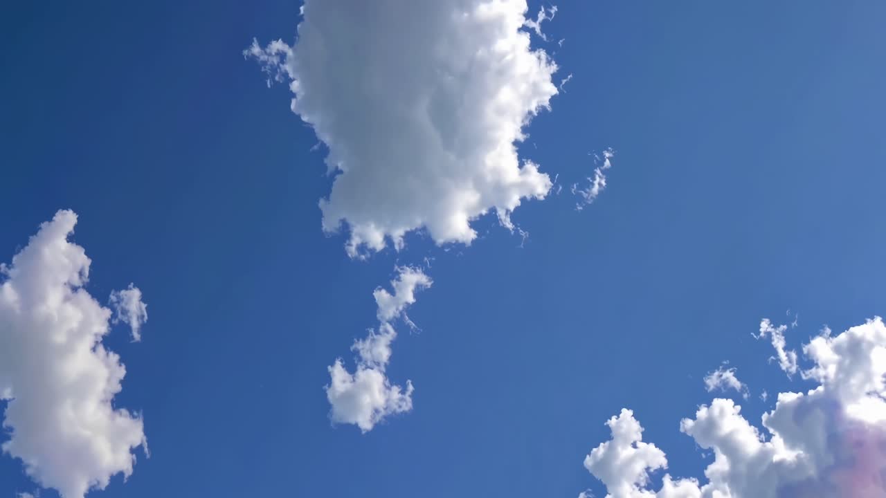 Timelapse af hvide skyer, der driver hen over en klar blå himmel