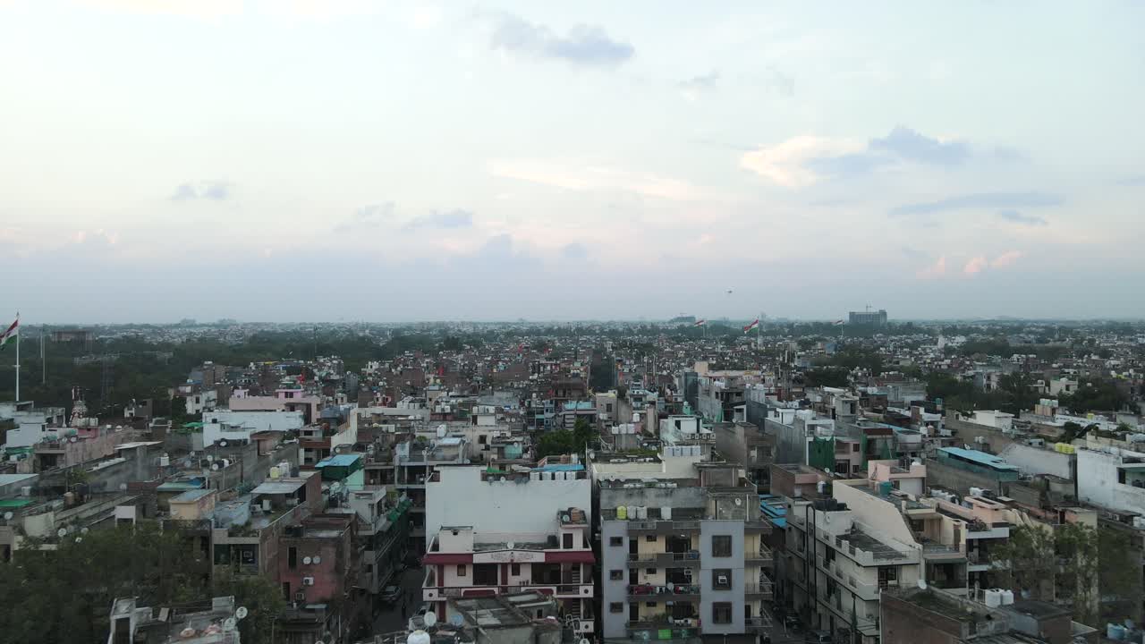 아름다운 날에 뉴델리 주거 교외의 4k 항공 촬영 인도의 옥상, 거리, 공원 및 시장 위에 글라이딩