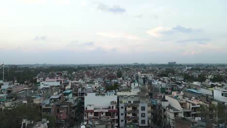4k tomas aéreas de los suburbios residenciales de nueva delhi en un hermoso día deslizándose sobre techos, calles, parques y mercados en la india