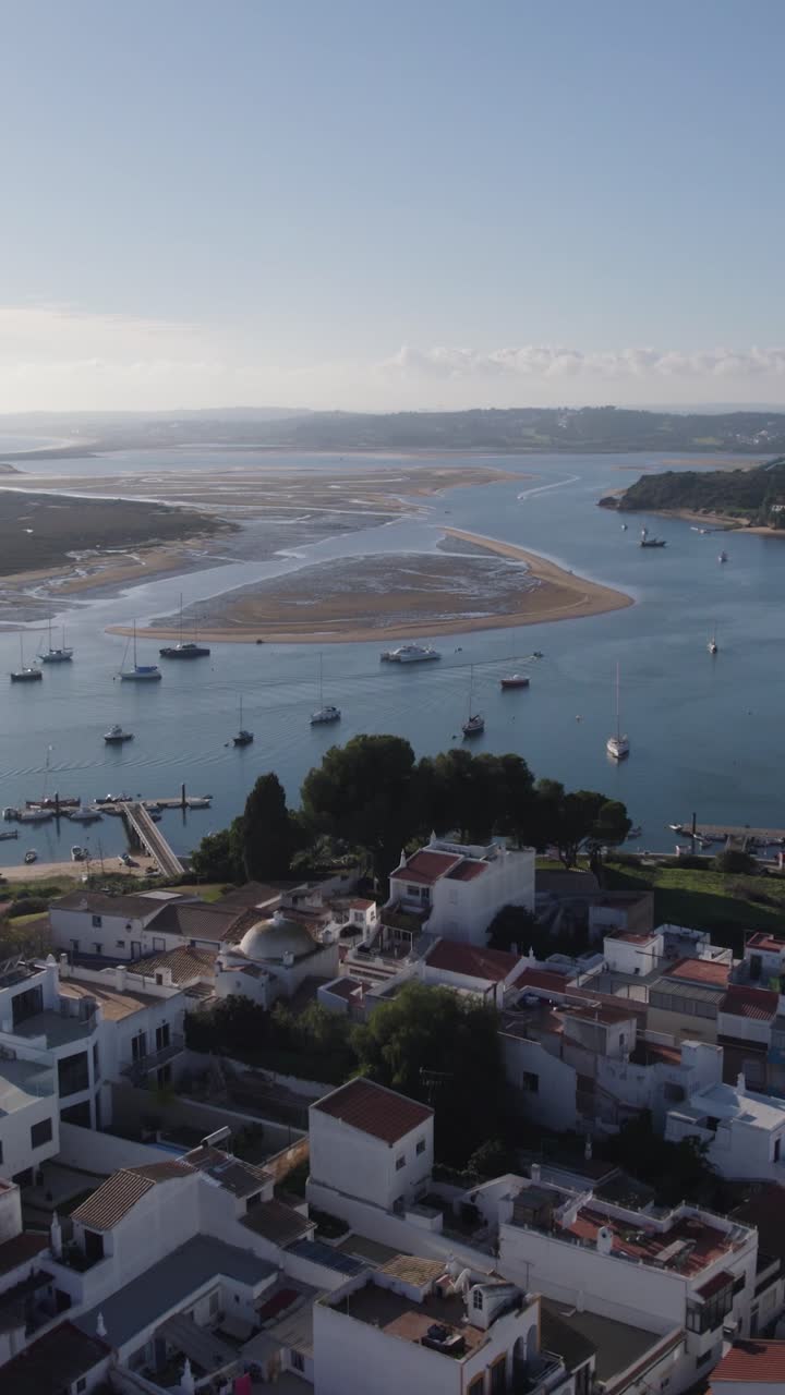 Vista aérea vertical del pueblo y estuario de Alvor al amanecer en el Algarve, Portugal