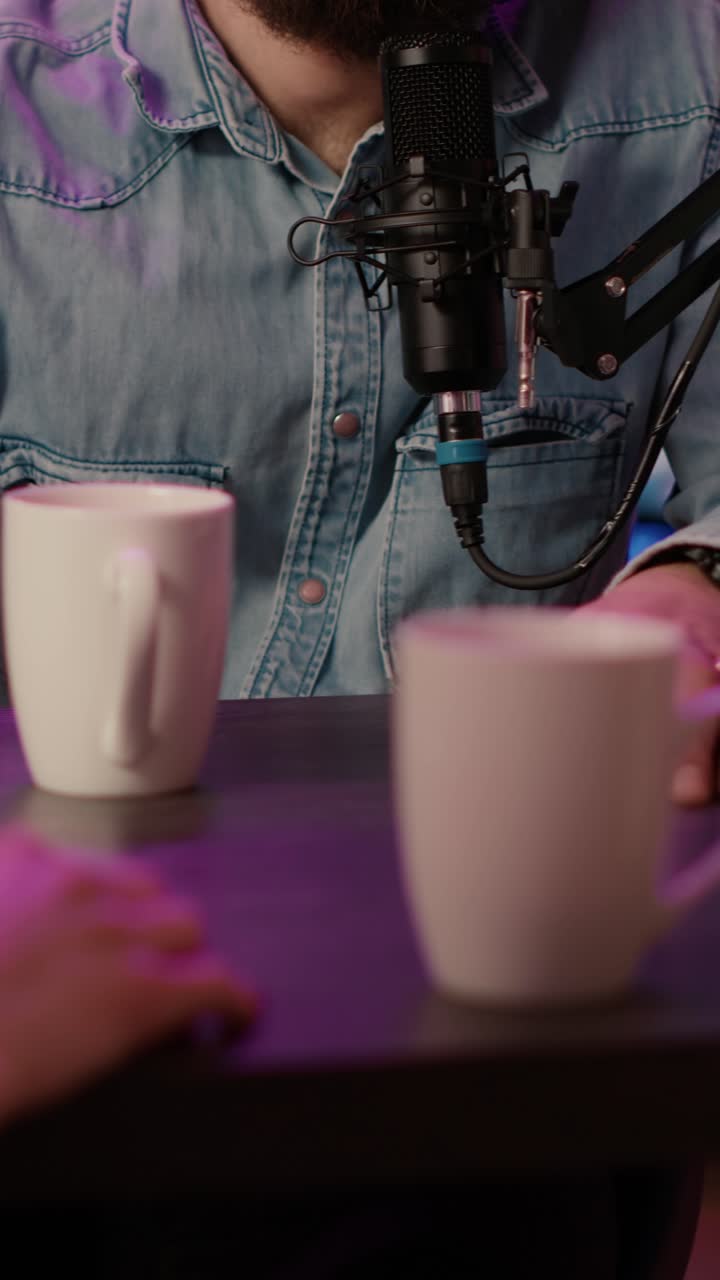 Uomo che registra un podcast con microfono e cuffie