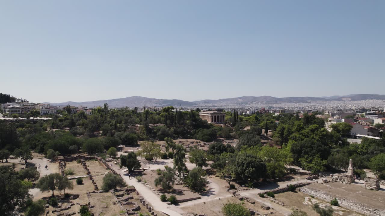 Aproximação aérea do Templo de Hefesto, na antiga Ágora de Atenas, Grécia.
