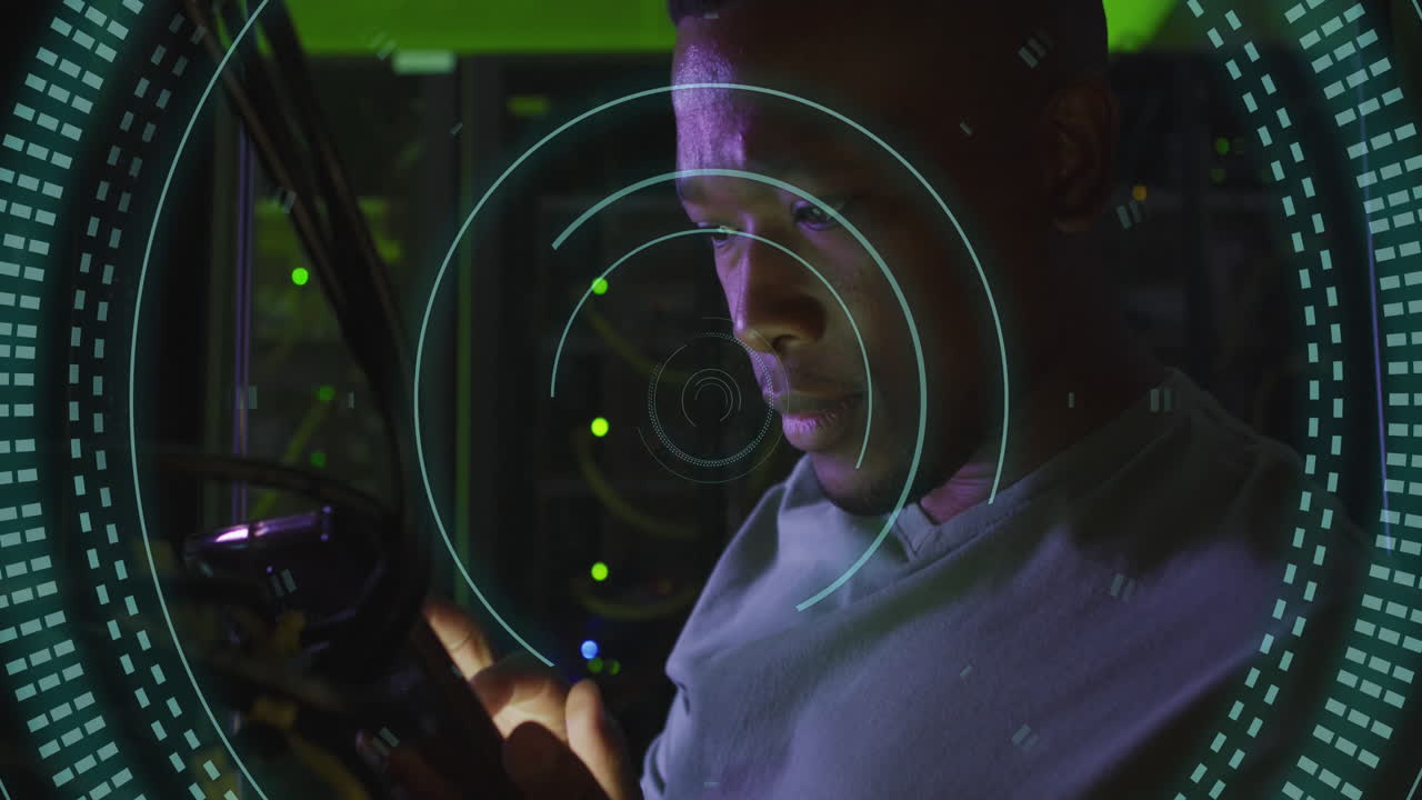 animación de escaneo de alcance sobre un hacker afroamericano en la sala del servidor.