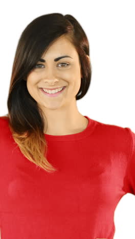 una morena feliz soplando sobre las manos