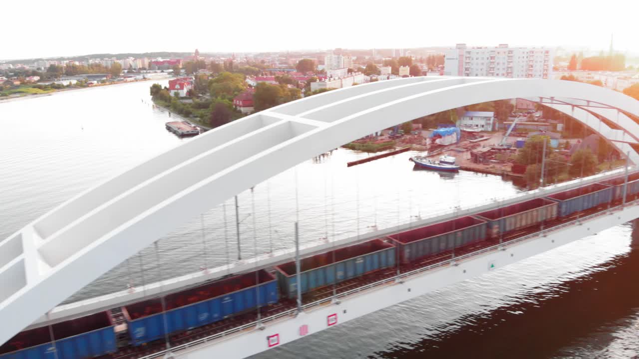 поезд въезжает в город гданьск по металлическому мосту, польша