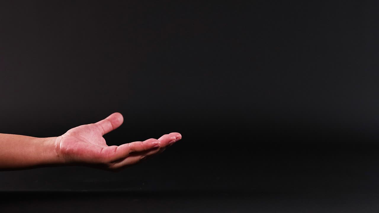 손이 반복적으로 공을 던지고 잡는 것