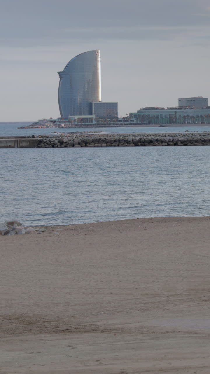 Spiagge di Barcellona quasi vuote durante il lockdown per il coronavirus in verticale