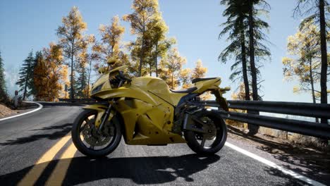 Sportbike-Auf-Drei-Straßen-Im-Wald-Mit-Sonnenstrahlen